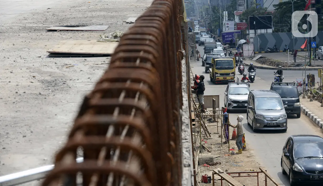Pekerja menyelesaikan proyek pembangunan jembatan layang perempatan Pondok Cabe, Tangerang Selatan, Banten, Rabu (15/4/2020). Pembangunan jembatan layang tersebut untuk mengurai kemacetan di lampu merah dari Jakarta ke Bogor dan dari Pondok Cabe ke Kota Tangerang Selatan. (merdeka.com/Dwi Narwoko)