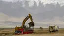 Aktivitas pembangunan Bandara Taxkorgan di Prefektur Kashgar, Daerah Otonom Uighur, Xinjiang, China, Rabu (3/6/2020). Bandara Taxkorgan belokasi di Wilayah Otonom Etnis Tajik Taxkorgan. (Xinhua/Hu Huhu)