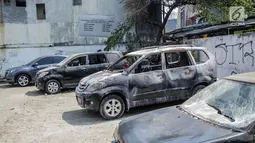 Kondisi mobil yang dibakar dan dirusak massa pasca bentrok pengunjuk rasa dan polisi di Polsek Tanah Abang, Jakarta, Selasa (1/10/2019). Kapolsek Metro Tanah Abang AKBP Lukman Cahyono membenarkan terkait insiden pembakaran mobil tersebut. (Liputan6.com/Faizal Fanani)