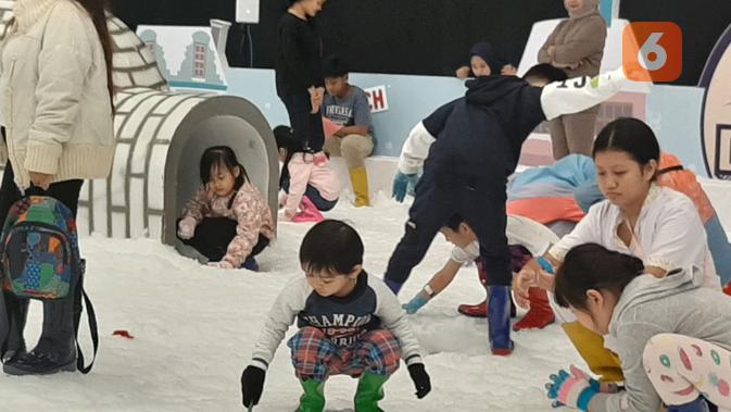 Anak-anak bermain salju di ICEFest 2019 yang berlangsung di ICE BSD hingga 29 Desember 2019. (Liputan6.com/Pramita Tristiawati)