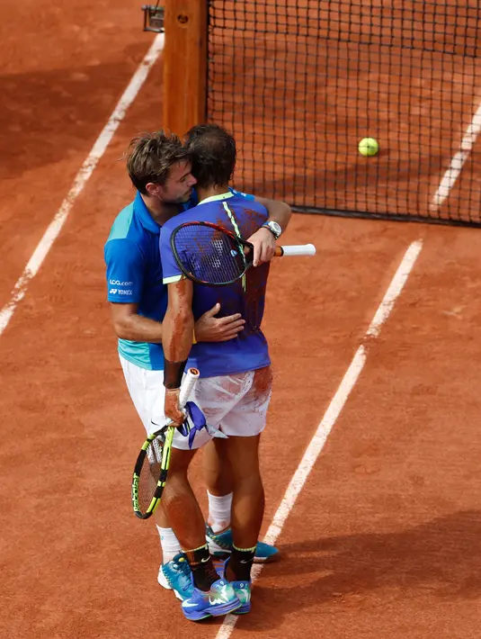 Petenis Swiss, Stan Wawrinka memeluk Rafael Nadal seusai dikalahkan pada final Prancis Terbuka di Roland Garros, Minggu (11/6). Nadal mengalahkan unggulan ketiga asal Swiss itu dalam dua jam lima menit dengan tiga set langsung. (AP Photo/Petr David Josek)