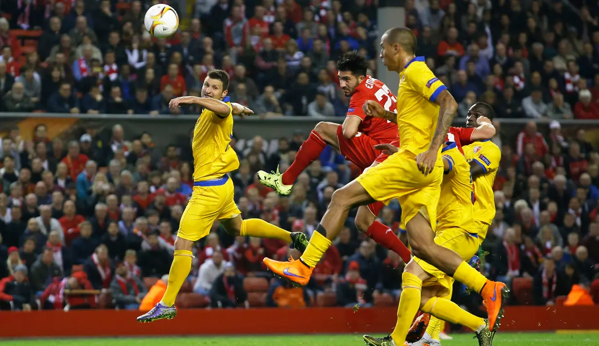 Gelandang Liverpool, Emre Can (kedua kiri) menyundul bola ke arah gawang Sion pada Liga Europa di Stadion Anfield, Jumat (2/10/2015). Liverpool bermain imbang dengan Sion dengan skor 1-1. (Reuters/John Sibley)