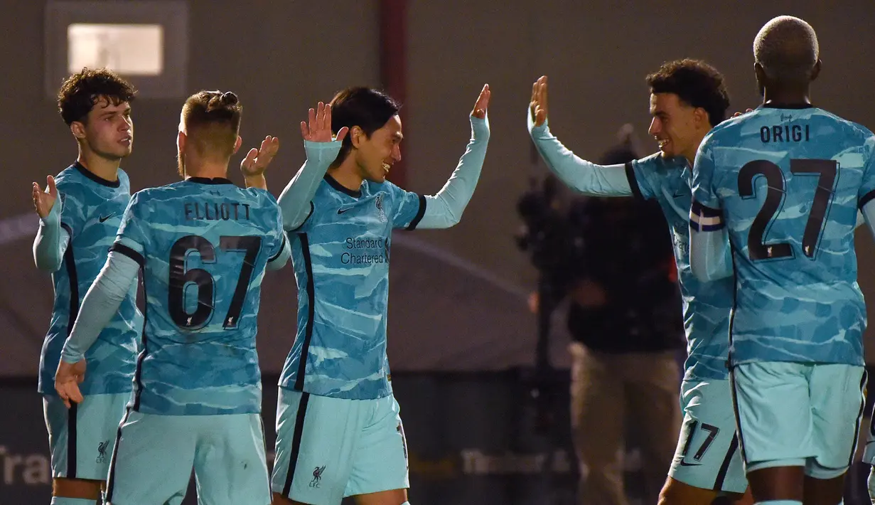 Gelandang Liverpool, Takumi Minamino, merayakan gol yang dicetaknya ke gawang Lincoln City pada babak ketiga Piala Liga Inggris di Sincil Bank Stadium, Jumat (25/9/2020). Liverpool menang telak 7-2 atas Lincoln. (AFP/Rui Vieira/pool)