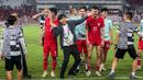 <p>Pelatih Timnas Indonesia, Shin Tae-yong berjoget saat para penonton meneriakkan namanya setelah laga Grup F Kualifikasi Piala Dunia 2026 antara Timnas Indonesia Vs Vietnam di Stadion Utama Gelora Bung Karno (SUGBK), Senayan, Jakarta, Kamis (21/03/2024). (Bola.com/Bagaskara Lazuardi)</p>