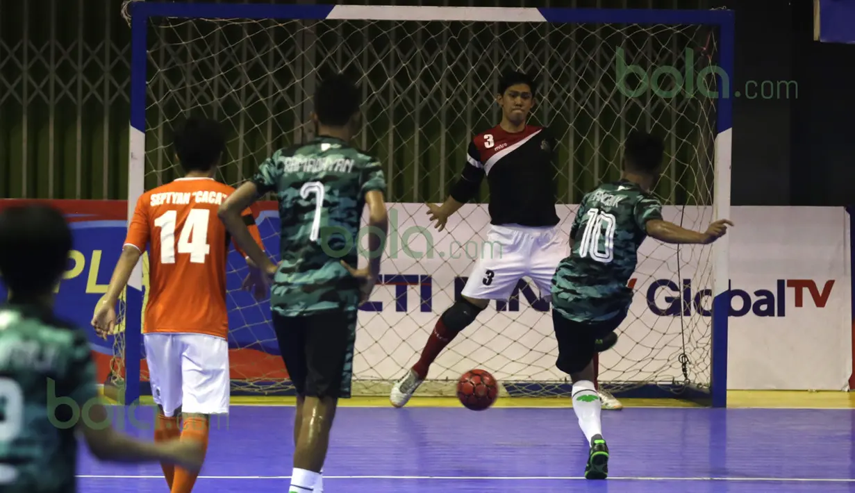 Kiper Bintang Timur Surabaya, Syaldi Aulia, gagal membendung penalti pemain Vamos Mataram, Andri Kustiawan, dalam laga Seri III Grup B Wilayah Timur Pro Futsal League 2016 di GOR 17 Desember, Mataram, NTB, Sabtu (12/3/2016). (Bola.com/Arief Bagus)