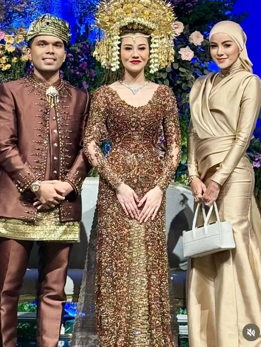 Olla Ramlan hadir dengan gaun coklat, sambil membawa handbag putihnya. [@ollaramlan]