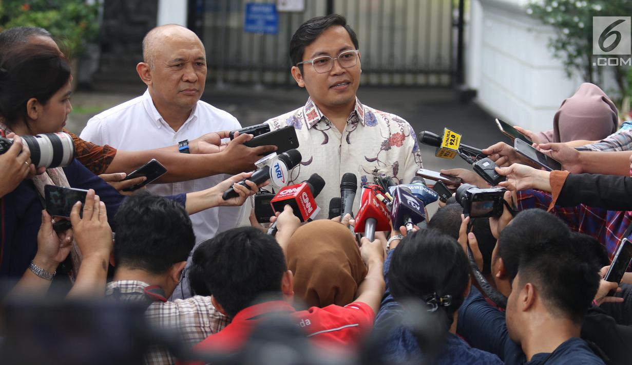 CEO Bukalapak, Achmad Zaky didampingi Staf Khusus Presiden Teten Masduki memberikan keterangan seusai menemui Presiden Joko Widodo (Jokowi) di Istana Merdeka, Sabtu (16/2). Pertemuan berlangsung tertutup dari awak media. (Liputan6.com/Angga Yuniar)