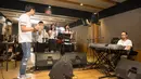 Afgan latihan di Abbe Music Studio, Gandaria, Jakarta Selatan, Selasa (23/2/2016). (Foto: Dezmond Manullang/Bintang.com)