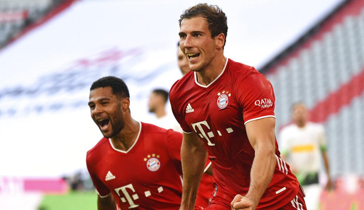 Pemain Bayern Munchen, Leon Goretzka, melakukan selebrasi usai membobol gawang Borussia Moenchengladbach pada laga Bundesliga di Allianz Arena, Minggu (14/6/2020). Bayern Munchen menang 2-1 atas Borussia Moenchengladbach. (AP/Matthias Balk)
