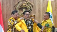 Gubernur Jawa Barat Ridwan Kamil saat memakai jas kuning dan kartu anggota PartaiGolkar yang diberikan langsung oleh Ketum Partai Golkar Airlangga Hartarto di DPP Golkar, Jakarta,Rabu (18/1/2023).  Ridwan Kamil resmi bergabung dengan Partai Golkar. (Liputan6.com/Angga Yuniar)