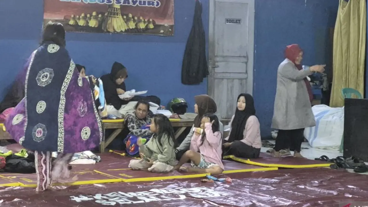 Korban longsor Cisarua Bandung Barat di lokasi pengungsian. (Antara)