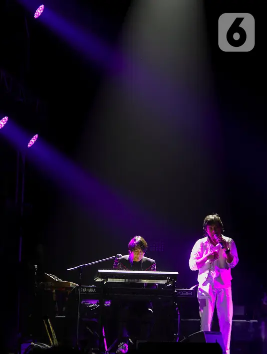 Total, ada 24 lagu yang dilantunkan KLa Project pada konser bertajuk Aertenitas. (Liputan6.com/Herman Zakharia)