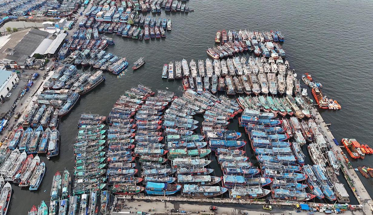 Foto udara memperlihatkan deretan perahu nelayan di pelabuhan Muara Angke, Jakarta. Kamis (10/7/2025). (merdeka.com/Arie Basuki)