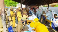 Ratusan ASN Pemda Garut, Jawa Barat bersiap melaksanakan test swab di Lapangan Setda Garut. (Liputan6.com/Jayadi Supriadin)