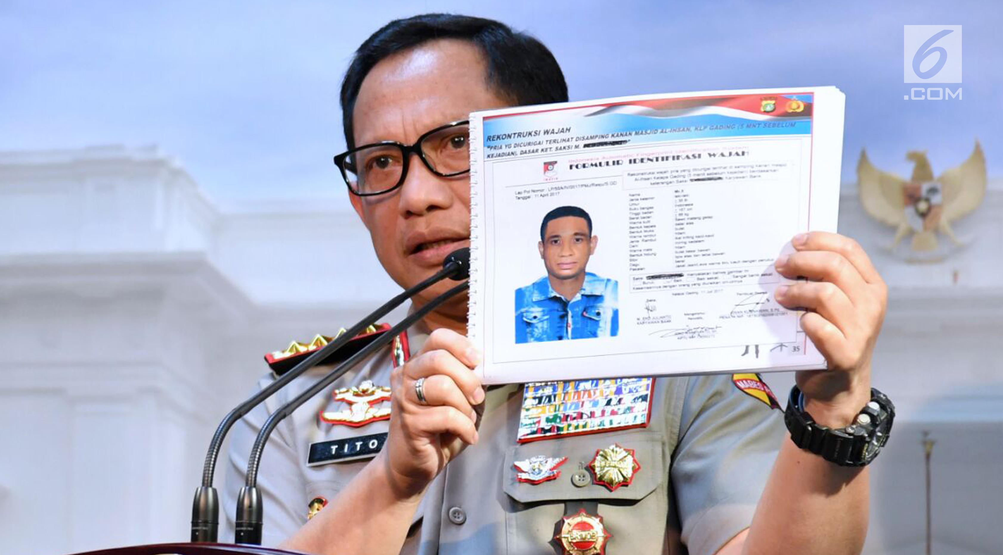 Kapolri Jenderal Tito Karnavian menunjukkan sketsa tersangka kasus penyerangan Novel Baswedan usai pertemuan Presiden Jokowi di Istana, Jakarta, Senin (31/7). Tim gabungan akan meminta keterangan Novel Baswedan. (Laily Rachev/Biro Pers Setpres)