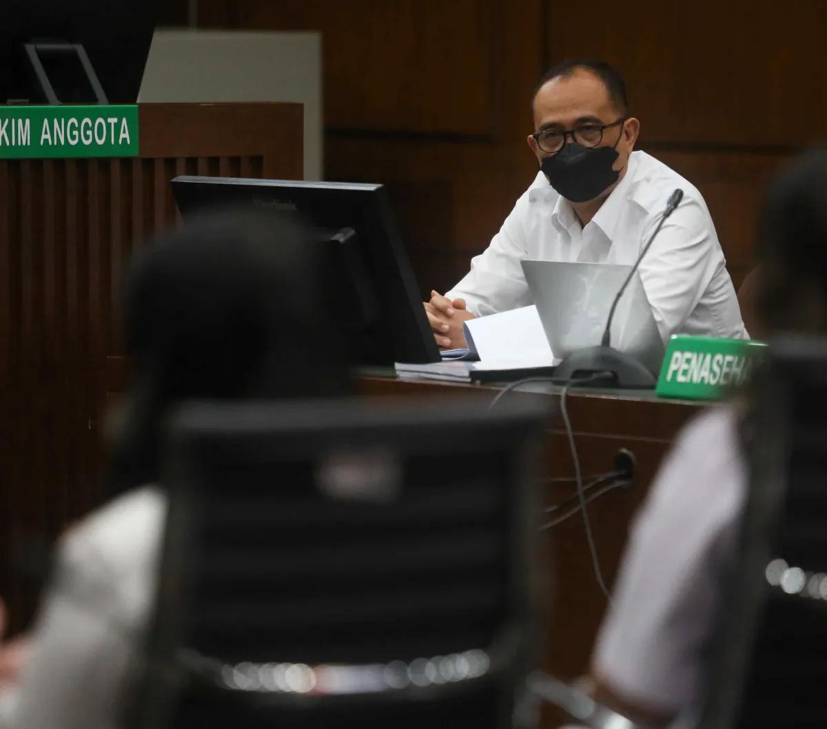 Terdakwa kasus gratifikasi dan tindak pidana pencucian uang (TPPU) Rafael Alun Trisambodo saat mengikuti sidang lanjutan di Pengadilan Tipikor, Jakarta, Rabu (8/11/2023).