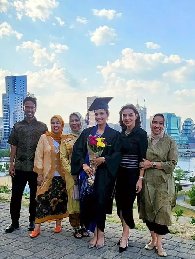 Najwa Shihab di wisuda adiknya (Instagram/najwashihab)