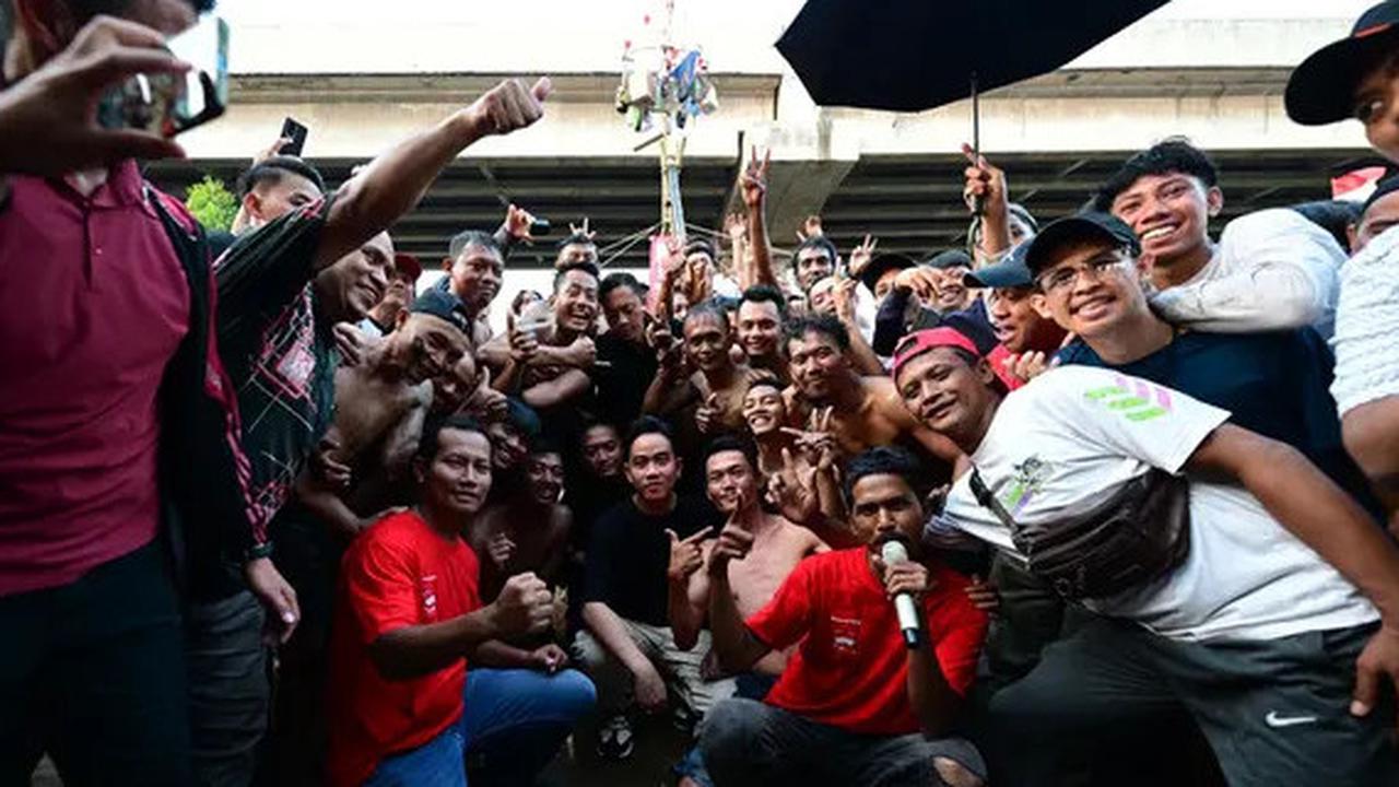 Gibran Tiba-Tiba Nonton Panjat Pinang HUT ke-80 RI di Kalimalang & Beri Hadiah, Warga Sampai Terkejut