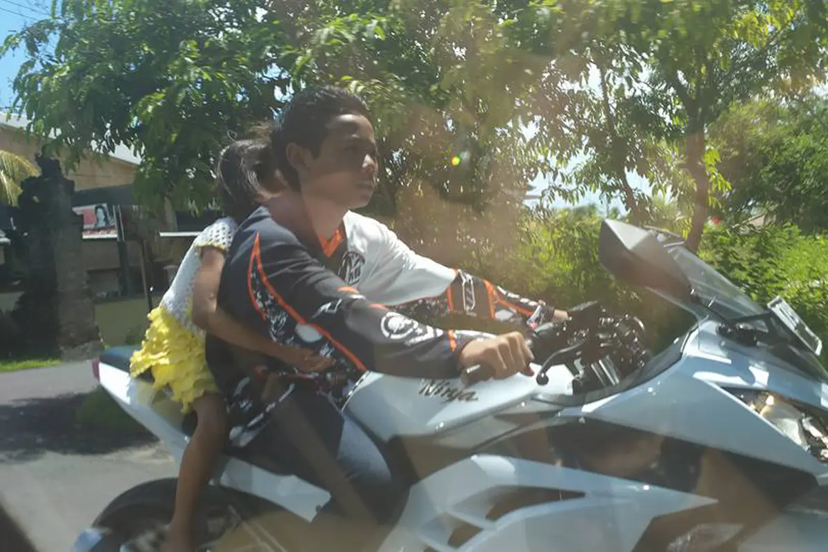 Mirip Sinetron, Bocah SD Cowok-Cewek Pelukan Naik Motor Ninja