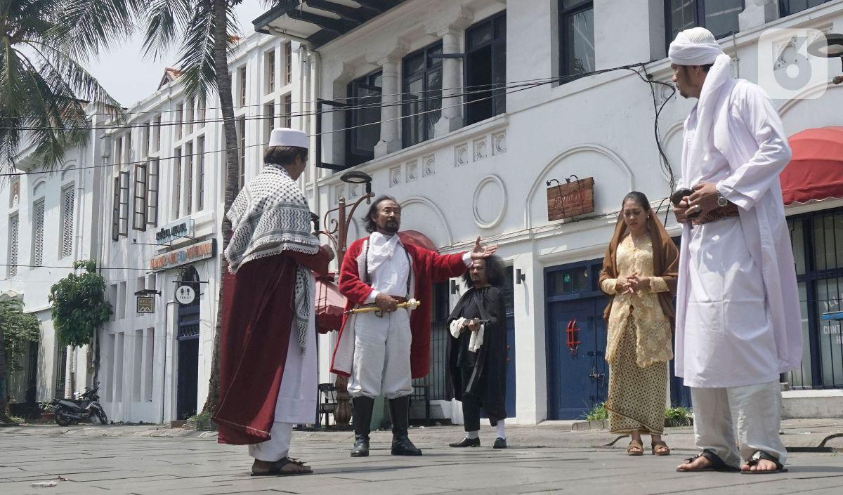 Jika ke sini, Anda bisa jalan-jalan santai dan mengunjungi beberapa museum seperti Museum Fatahillah, Museum Bank Indonesia.