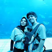 Tak hanya itu, Aurel dan Atta juga mengajak Ameena jalan-jalan ke aquarium ikan di Singapura. Buah hati pasangan selebriti ini tampak begitu fokus melihat ikan-ikan di sana. (Liputan6.com/IG/@attahalilintar)