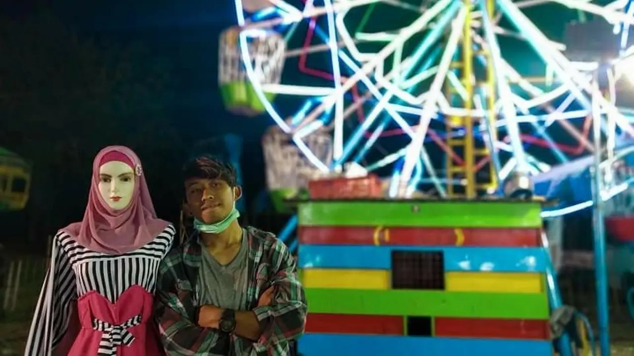7 Momen Kocak Pacaran dengan Manekin di Pasar Malam Ini Bikin Geleng Geleng