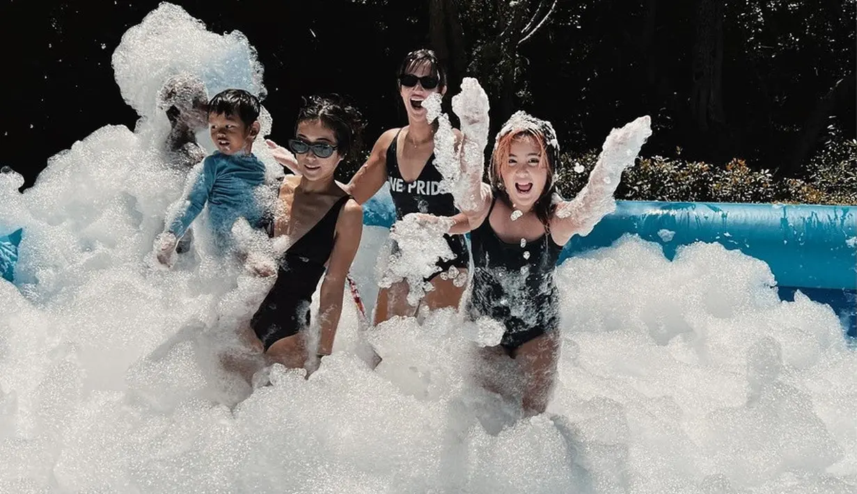 Seluruh tamu undangan asyik menikmati pool party. Tak terkecuali Nia ramadhani yang mencuri perhatian pakai swimsuit warna hitam. (Instagram/ramadhaniabakrie).