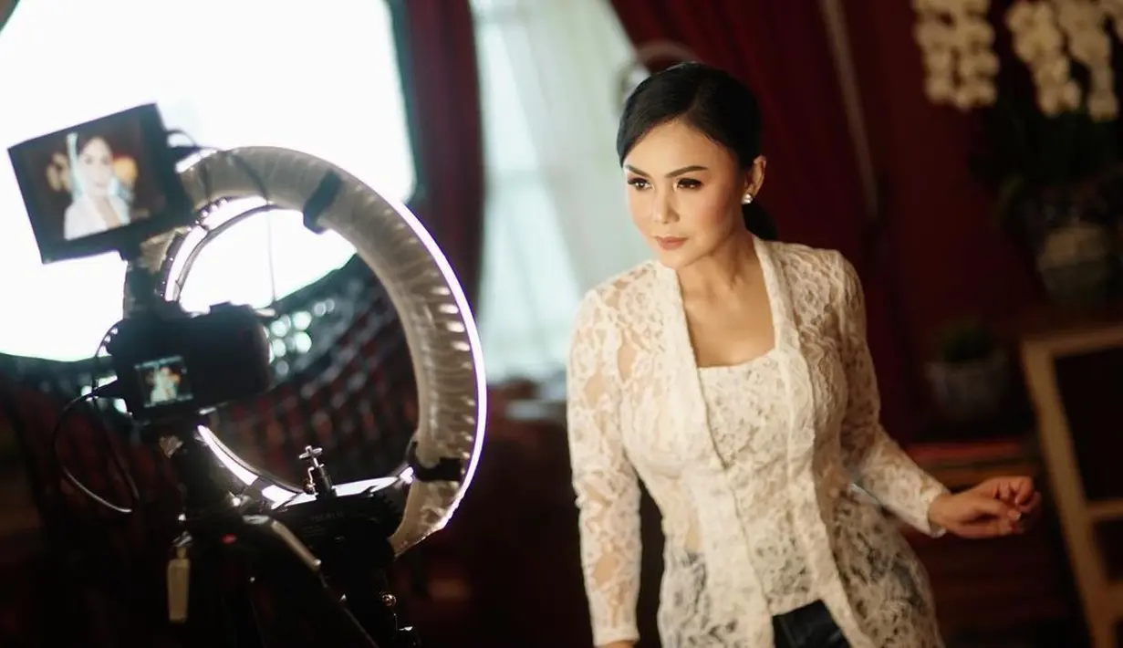 Kebaya putih kutu baru model lace dari @margalenaofficial (Foto: @yunishara36)