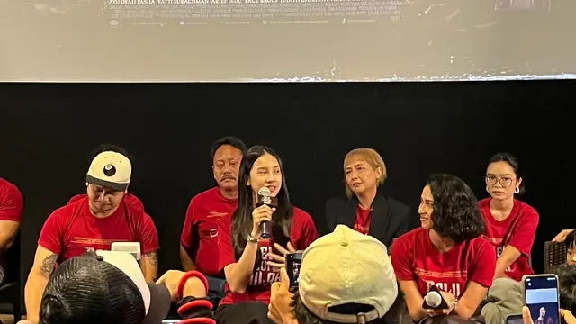 Anya Geradine, memegang mic dalam konferensi pers trailer & poster film Dewi Siluman Ular. (Liputan6.com/Afradhiya N. R)