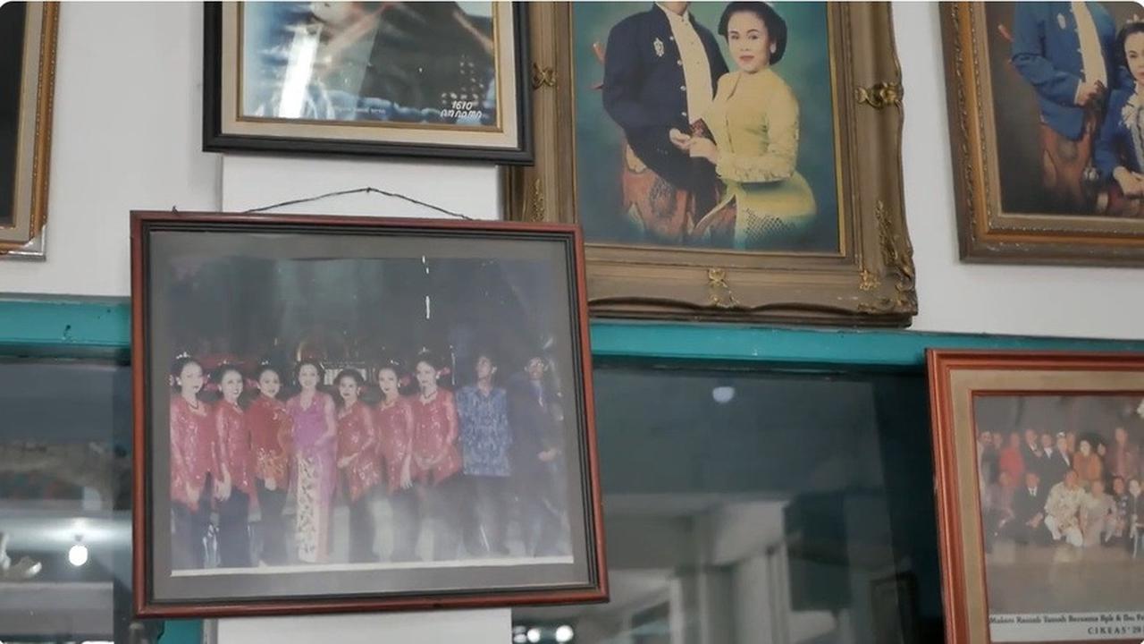 Berkarya Puluhan Tahun, Ini 8 Potret Rumah Yati Pesek yang Kini Jadi Sorotan - Punya Toko Alat Tulis dan Persewaan Kostum