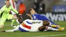 Striker Crystal Palace, Christian Benteke (kiri) dan bek Leicester City, Jonny Evans terjatuh saat perebutan bola dalam laga lanjutan Liga Inggris 2020/2021 pekan ke-33 di King Power Stadium, Leicester, Senin (26/4/2021). Crystal Palace kalah 1-2 dari Leicester. (AP/Andrew Boyers/Pool)