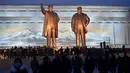Warga berdatangan untuk memberi penghormatan di depan patung mendiang pemimpin Korea Utara Kim Il-sung dan Kim Jong-il pada peringatan 10 tahun kematian Kim Jong-il, Pyongyang, Korea Utara, 16 Desember 2021. Kim Jong-il adalah ayah dari pemimpin Korea Utara saat ini, Kim Jong-un. (KIM WON JIN/AFP)