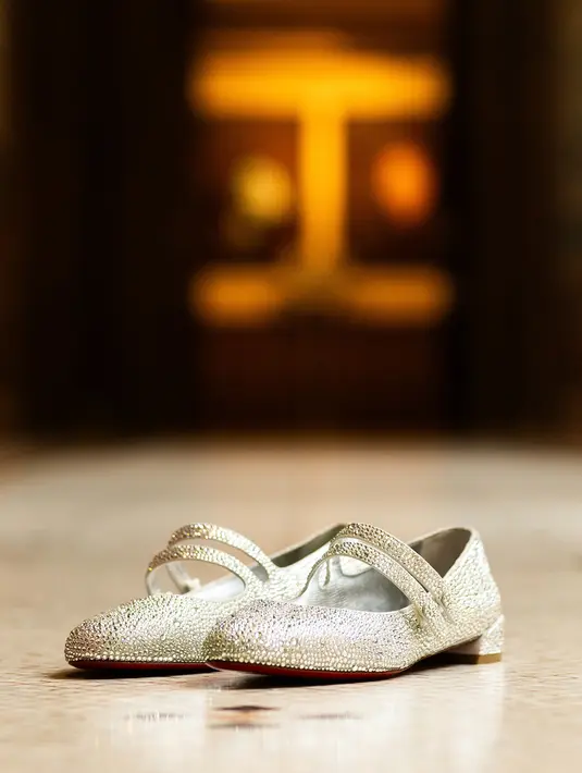 Sang maestro sepatu hak tinggi juga memiliki banyak koleksi sepatu hak rendah dalam versi klasiknya Mary Jane, kali ini dibuat dengan bahan paten hitam, logam, dan strass menyeluruh. Di sini, Louboutin memikirkan alas kaki dansa yang sebenarnya.  [Dok/Christian Louboutin]