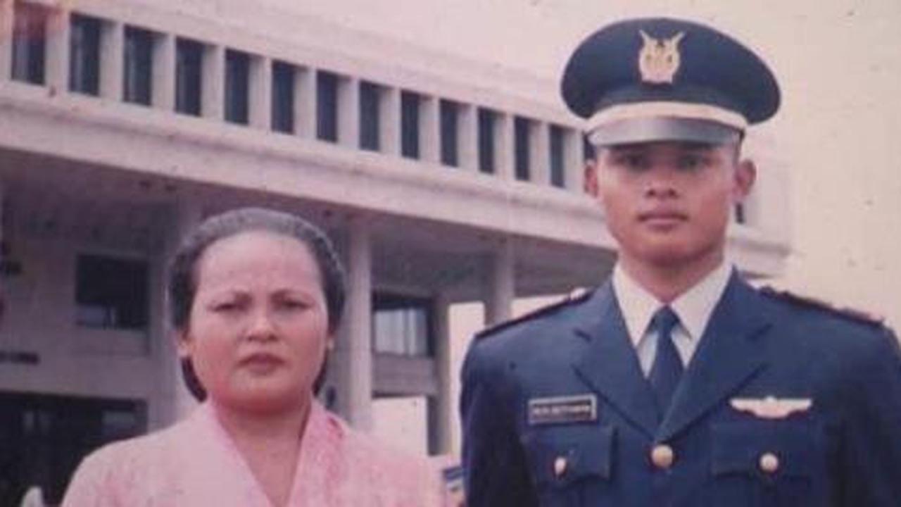 Jenazah pilot Fokker tiba di rumah duka, keluarga histeris