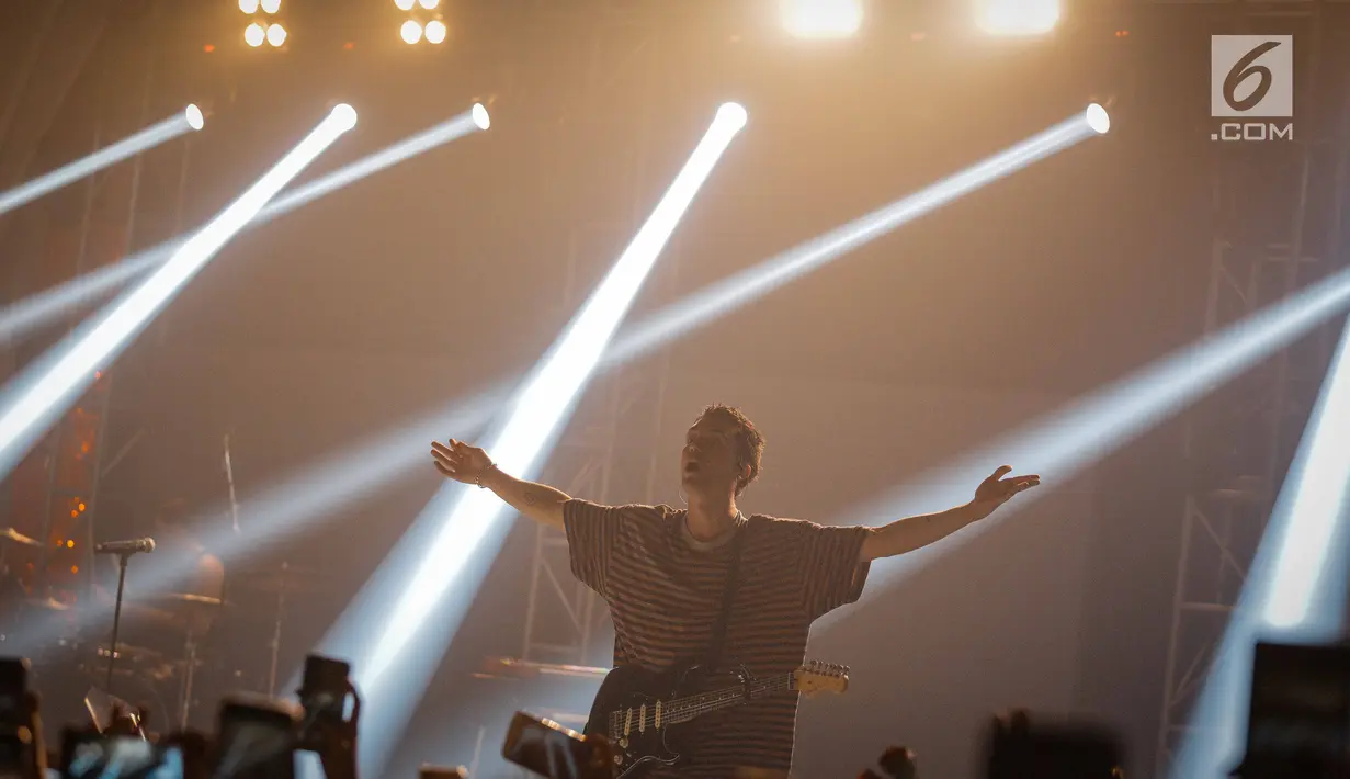 Penampilan band indie pop asal Los Angeles, LANY membawakan lagu pada konser di kawasan SCBD, Jakarta, Selasa (27/3). LANY kembali ke Jakarta dalam rangkaian tur dunia promo album self-titled mereka yang rilis tahun lalu.  (Liputan6.com/Faizal Fanani)