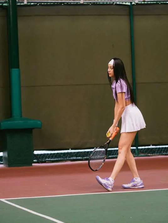 Anya Geraldine juga terlihat menggemaskan dengan bandana yang dikenakannya. [Foto: Instagram/ Anya Geraldine]