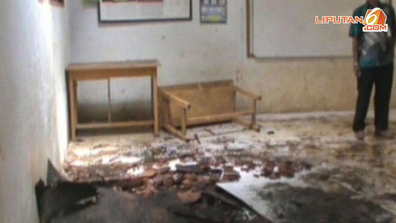 atap-sekolah-ambruk140110a.jpg