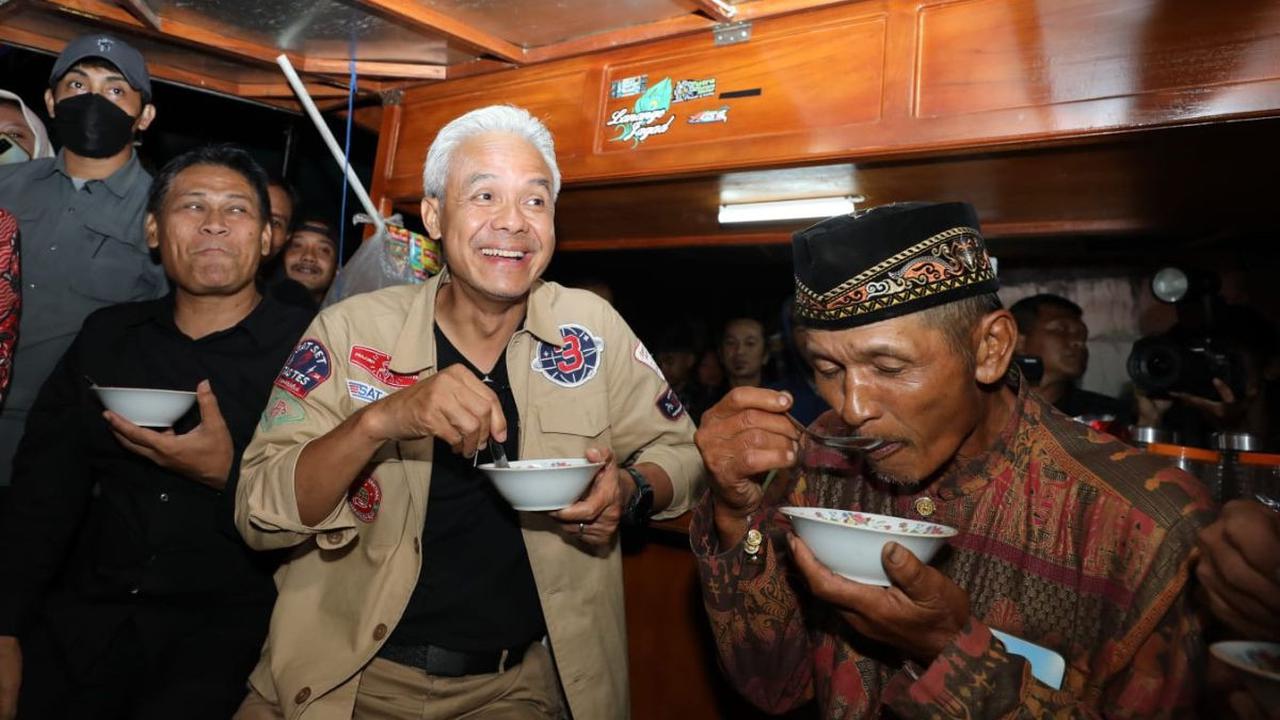 Setibanya di rumah Sardi, Ganjar duduk lesehan di tikar.<br>