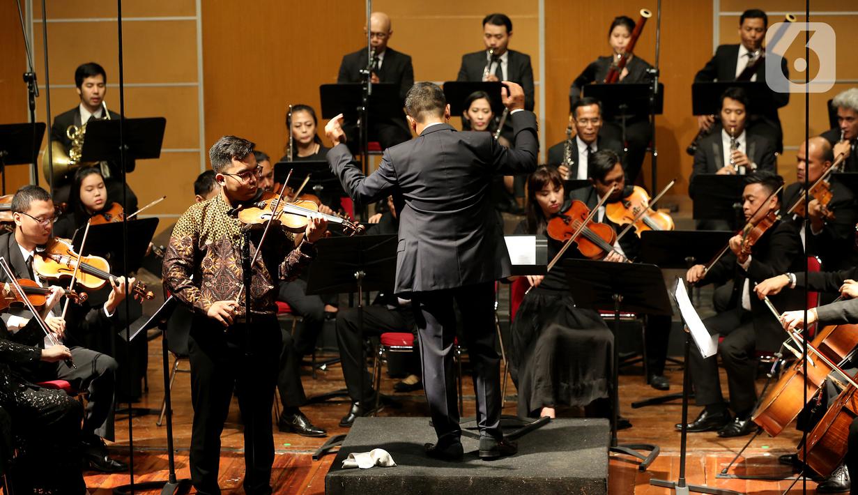 Pebiola muda Giovani Biga saat konser klasik Love, God, and My Home dipersembahkan Jakarta Concert Orchestra (JCO) tampil di Usmar Ismail Hall, Jakarta, Miggu (6/10/2019). Orkestra dengan konduktor Avip Priatna membawakan repertoar lintas zaman dan lintas gaya. (Liputan6.com/Fery Pradolo)