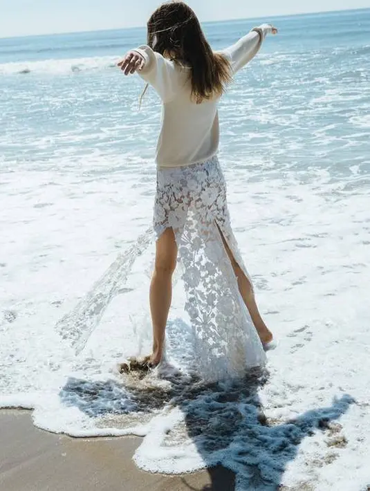 Memadukan gaun panjang dengan atasan sweater juga bisa menjadi inspirasi tampilan vintage untuk kamu contoh. Foto: whowhatwear.com.