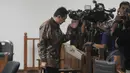 Terdakwa mantan Kepala Dinas Perhubungan DKI Jakarta Udar Pristono usai menjalani sidang perdana di Pengadilan Tipikor, Jakarta,Senin (6/4/2015). Sidang ditunda karena tim kuasa hukum terdakwa tidak hadir. (Liputan6.com/Herman Zakharia)
