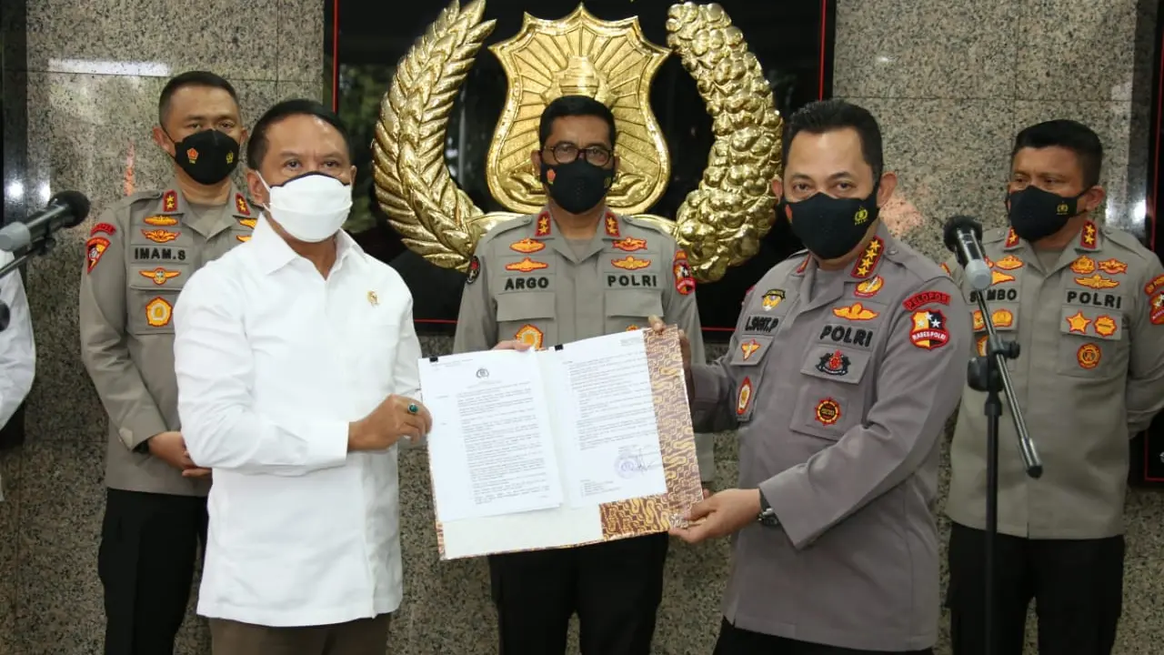 Menteri Pemuda dan Olahraga (Menpora), Zainudin Amali bertemu dengan Kapolri Listyo Sigit Prabowo untuk menerbitkan izin BRI Liga 1.