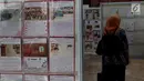 Pengunjung melihat pameran Filateli (Perangko) di Gedung MPR/DPR, Senayan, Jakarta, Selasa (6/11). Pameran ini  di Gelar oleh DPR dalam rangka Peringatan Hari Pahlawan. (Liputan6.com/Johan Tallo)