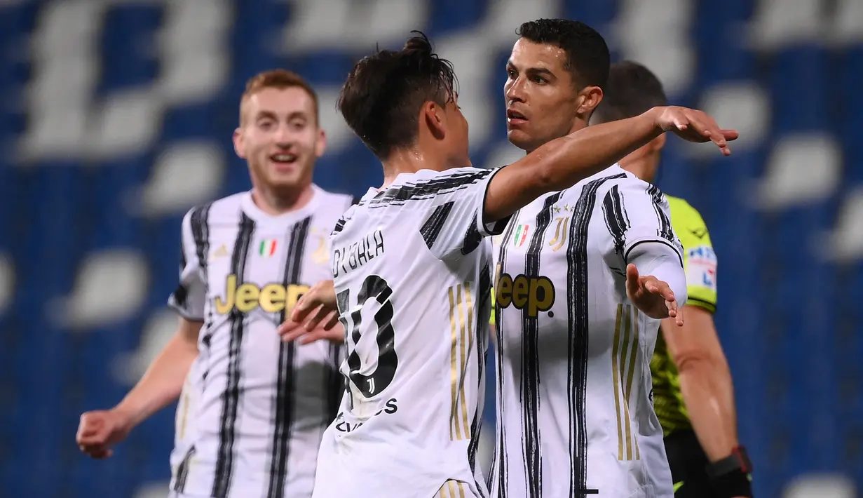 Striker Juventus, Cristiano Ronaldo (kanan) melakukan selebrasi usai mencetak gol kedua timnya ke gawang Sassuolo dalam laga lanjutan Liga Italia 2020/2021 pekan ke-36 di Mapei-Citta del Tricolore Stadium, Rabu (12/5/2021). Juventus menang 3-1 atas Sassuolo. (AFP/Marco Bertorello)