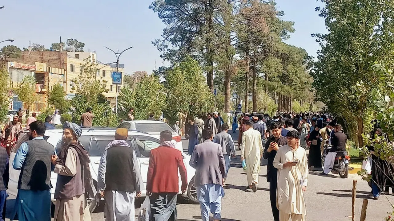 Orang-orang berkumpul di jalan-jalan di Herat setelah gempa berkekuatan magnitudo 6,3 melanda Afghanistan barat. (AFP)