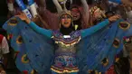 Seorang Suporter dengan kostum burung  Merak memberikan semangat kepada pemain Indonesia pada Turnamen Indonesia Open 2016 di Istora Senayan, Jakarta, Rabu (1/5/2016). (Bola.com/Nicklas Hanoatubun)