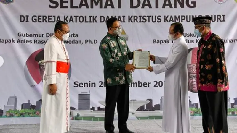 Gubernur DKI Jakarta Anies Baswedan melakukan peletakan batu pertama pembangunan Gereja Katolik Damai Kristus di Duri Selatan, Jakarta Barat