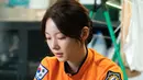 Song Seol, di sisi lain, memasang wajah yang agak kesepian mendengar kata-kata Do Jin, meningkatkan rasa ingin tahu pemirsa tentang apa yang sedang mereka bicarakan. (Foto: SBS via Soompi)