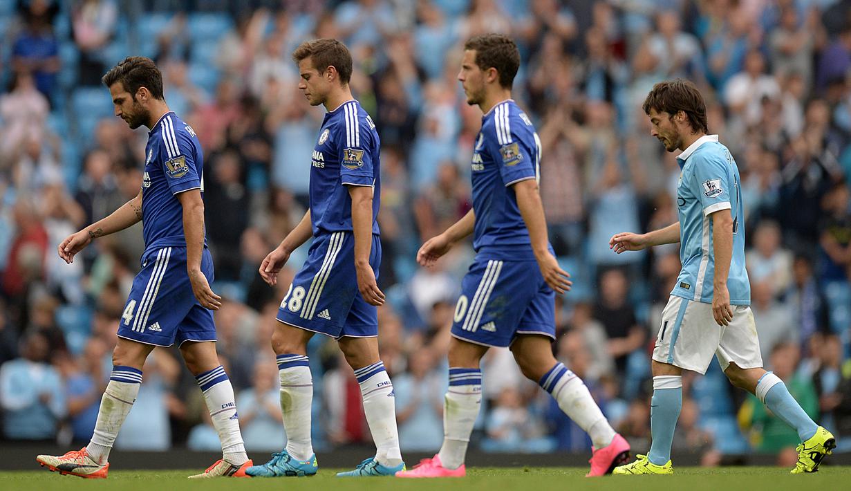  Pemain Chelsea, Cesc Fabregas, Cesar Azpilicueta (2kiri), Eden Hazard (2 kanan) berjalan tertunduk, setelah kalah dari salah satu rival liga Premier Inggris Manchester City, (AFP Photo/Oli Scarff)