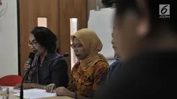 Komisioner Komnas Perempuan Magdalena Sitorus (kiri) memberi keterangan di Kantor Komnas Perempuan, Jakarta, Senin (21/5). Sebelumnya telah terjadi penyerangan dan pengusiran terhadap 7 kepala keluarga di Lombok Timur. (Merdeka.com/Iqbal S Nugroho)